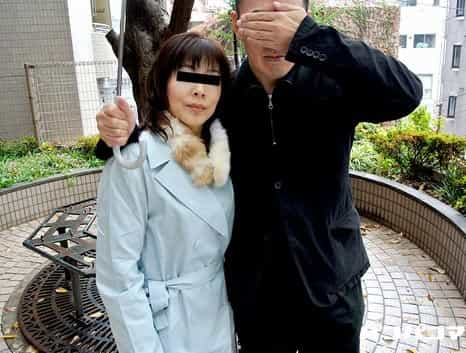 人妻投稿映像 結婚26年目、旦那の前でハメられ中出しされる変態美人妻 香坂由希