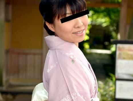 着物を脱いだらトロトロ淫汁が溢れちゃったムチぽちゃ熟女 泉真希