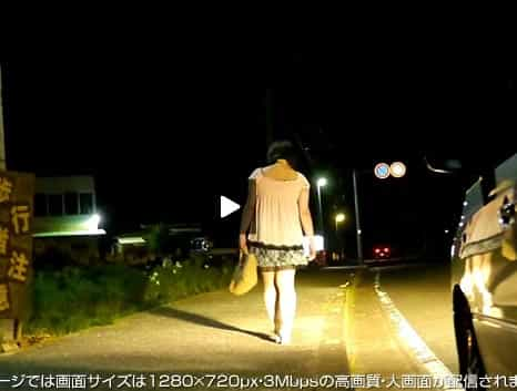 夜道を歩く女の歩行者注意